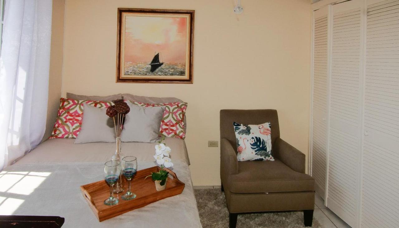 876 Ja Oasis & Homestay - By Kingston Airport מראה חיצוני תמונה